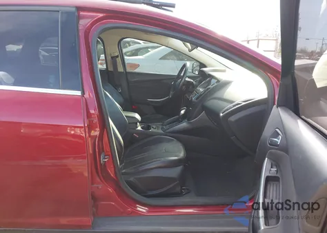 2013 Ford Focus Titanium z USA, uszkodzony, nr VIN 1FADP3J23DL175738